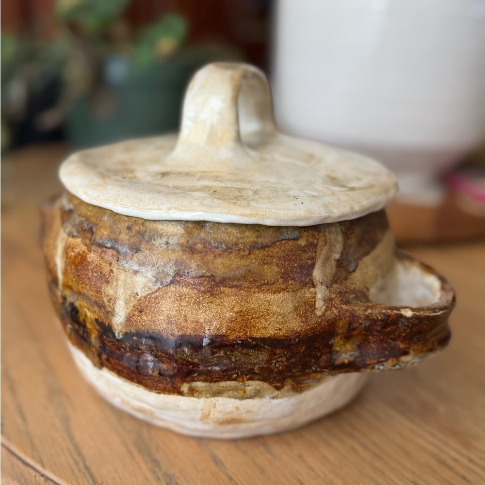 Ceramic pottery with‎ lid pot